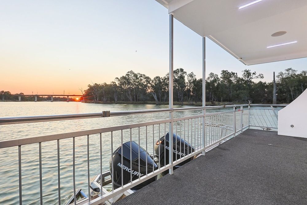 Platinum Indulgence (12 berth houseboat)