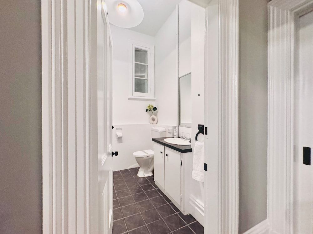 Tree House Hideouts Heygarth House Classic Townhome, 2 Bedrooms, Balcony, City View 12