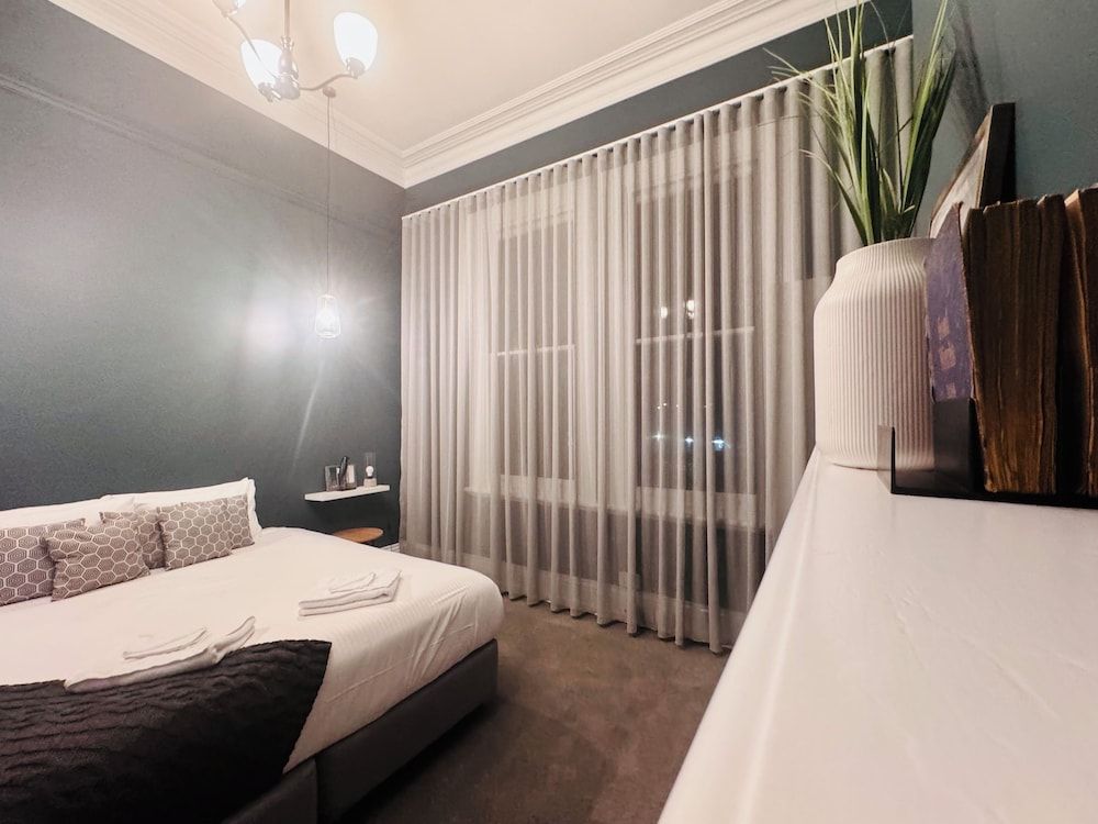 Tree House Hideouts Heygarth House Classic Townhome, 2 Bedrooms, Balcony, City View 5