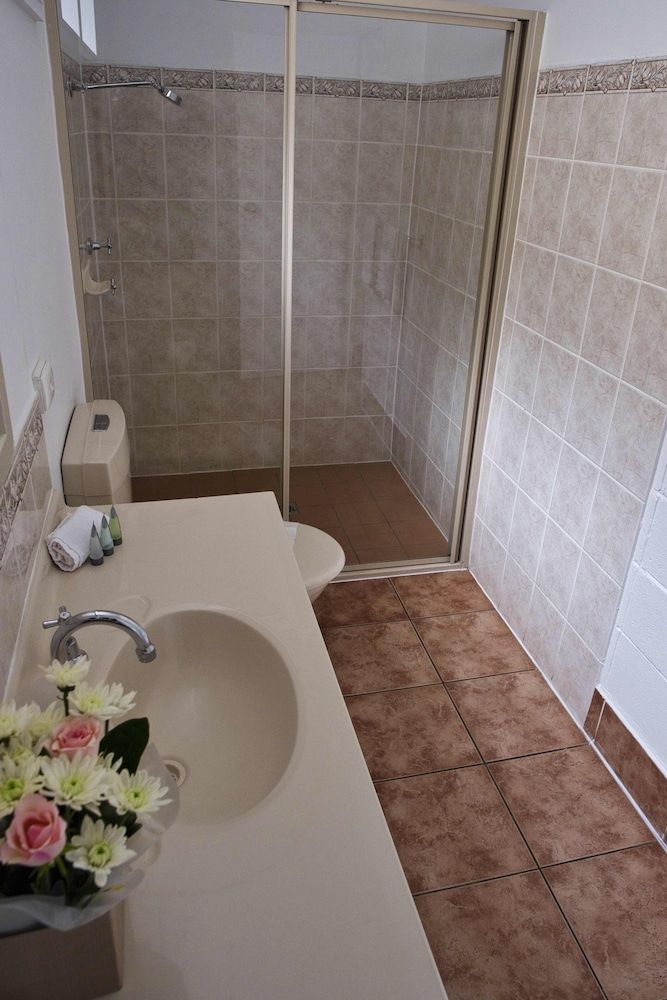 Leeton Centre Motel Deluxe Twin Room 5