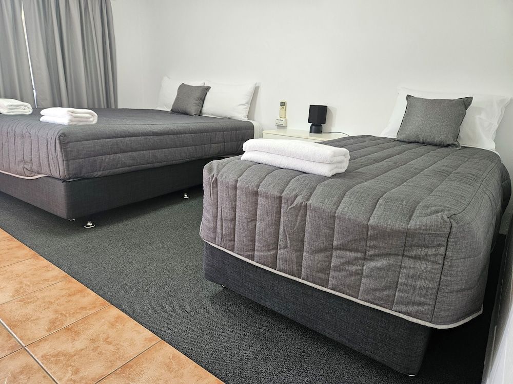 Leeton Centre Motel Deluxe Twin Room 2