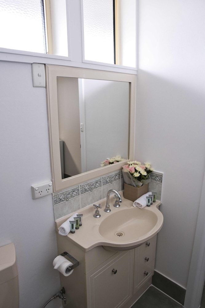 Leeton Centre Motel Standard Double Room, 1 Queen Bed 5