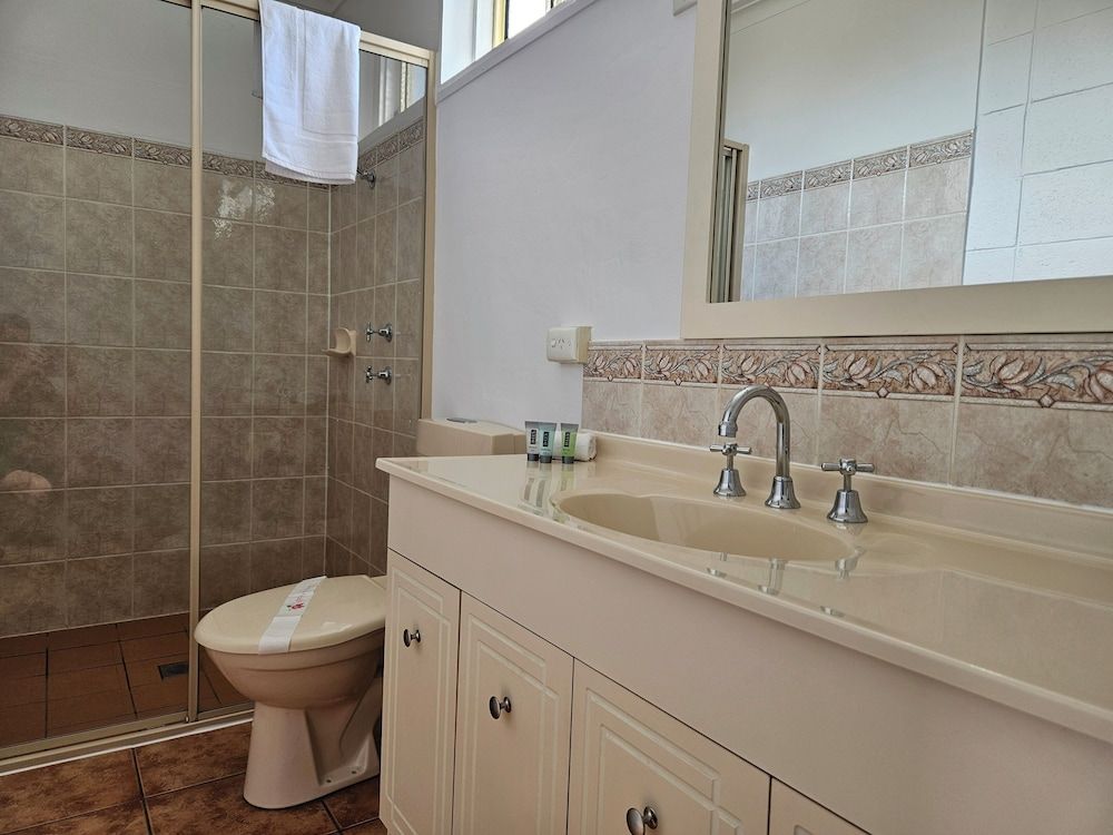 Leeton Centre Motel Family Room 4