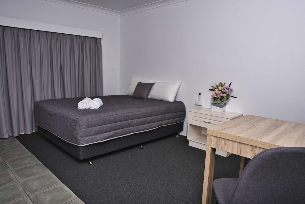 Leeton Centre Motel Standard Double Room, 1 Queen Bed 3