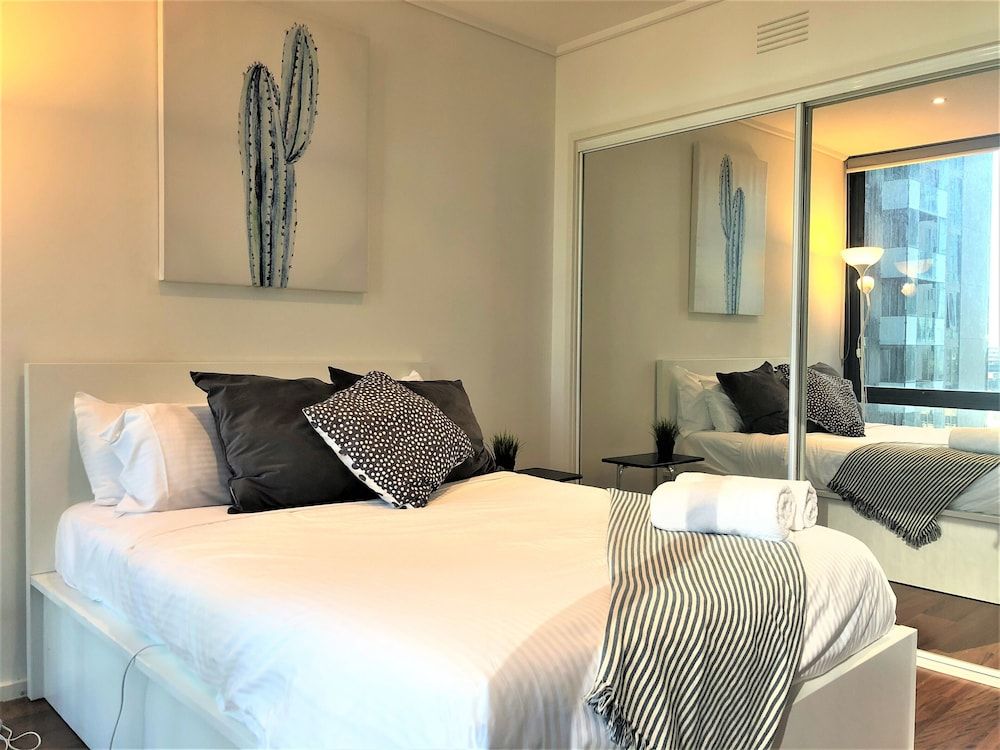 City Apartment, 1 Queen Bed with Sofa bed