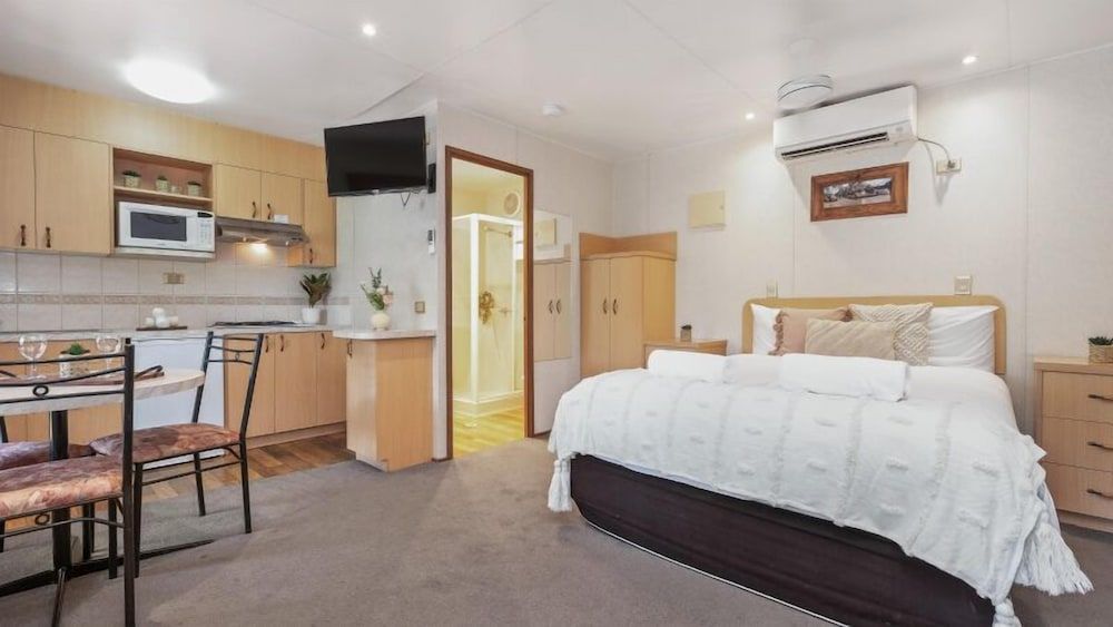 Tasman Holiday Parks - Merool on the Murray Studio Riverfront 2