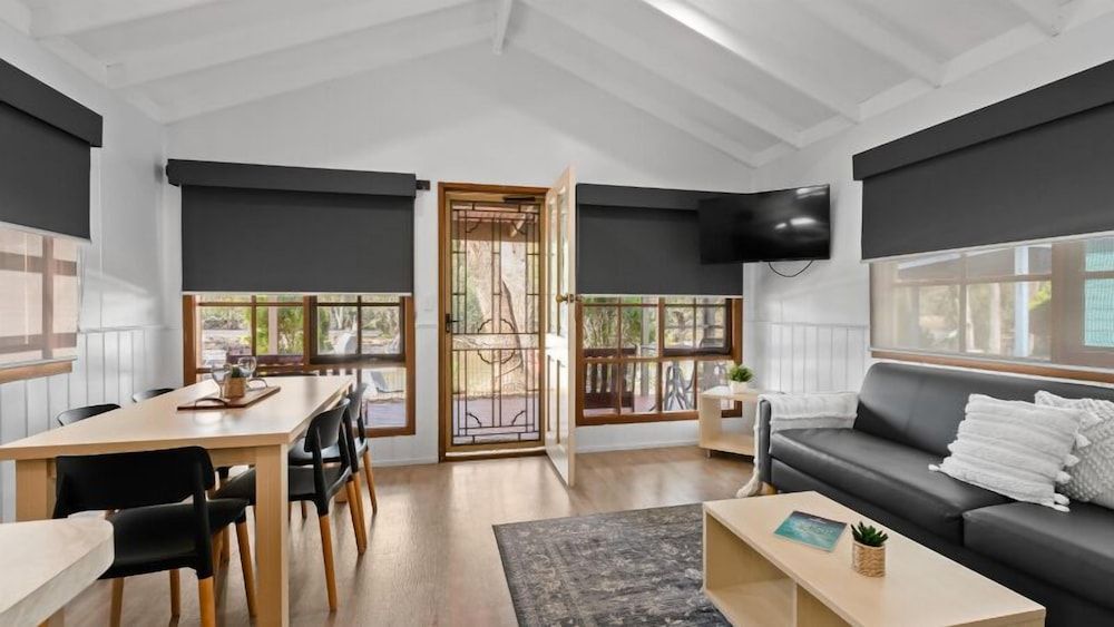 Tasman Holiday Parks - Merool on the Murray 2 Bedroom Pioneer Setback 4