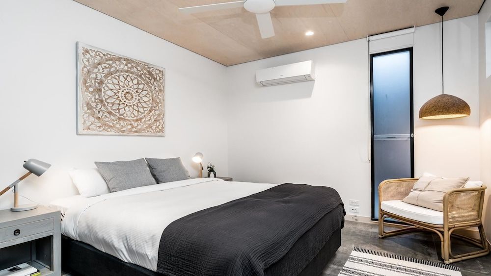 Luxury House, Connecting Rooms