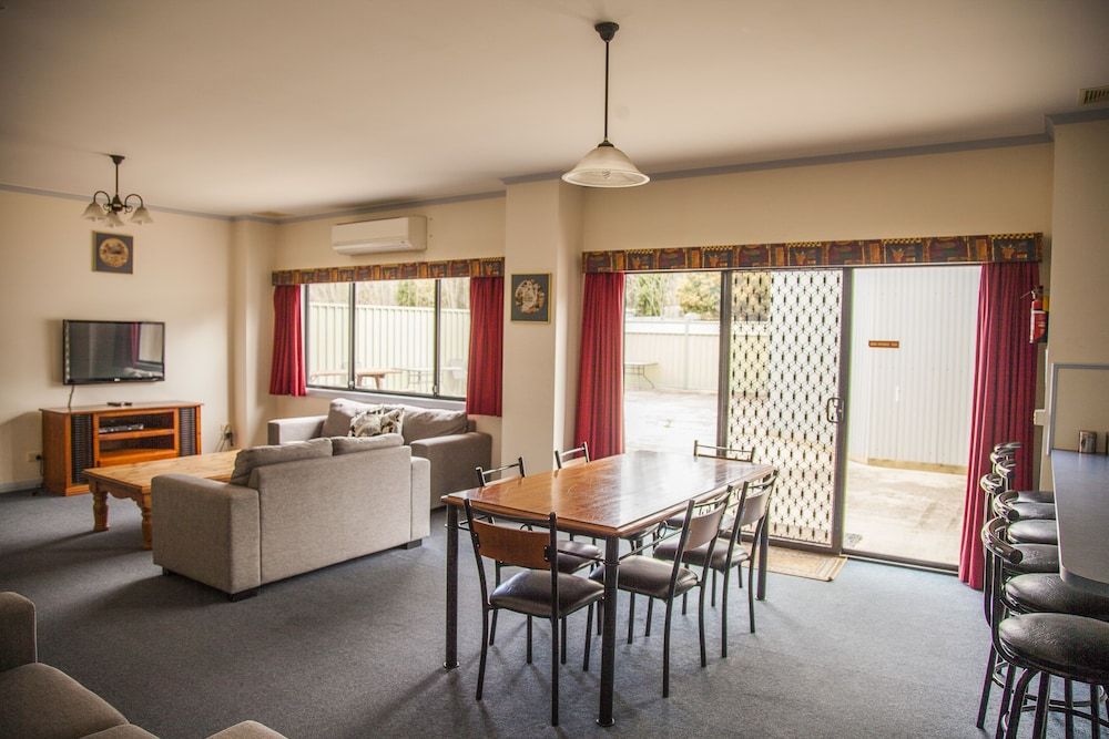 Cherry Lane Apartments Family Apartment, 3 Bedrooms 10