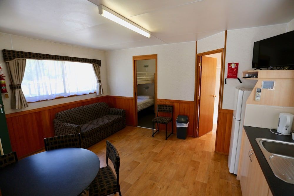 Jenolan Holiday Park - Campsite Orient Cabin 4