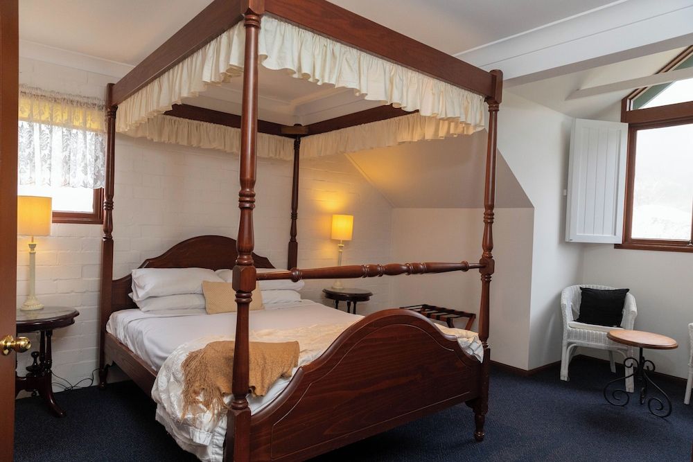 Queen Four Poster Suite