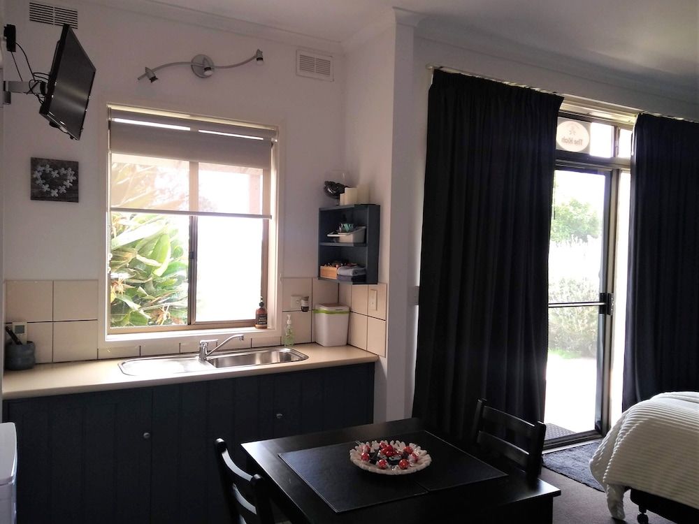 Banksia Park Estate Superior Studio, 1 Queen Bed, Jetted Tub, Partial Sea View (The Kiah) 7
