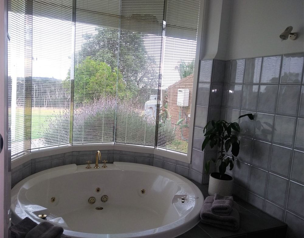 Banksia Park Estate Deluxe Double Room, 1 Queen Bed, Jetted Tub, Bay View (The Isla) 5