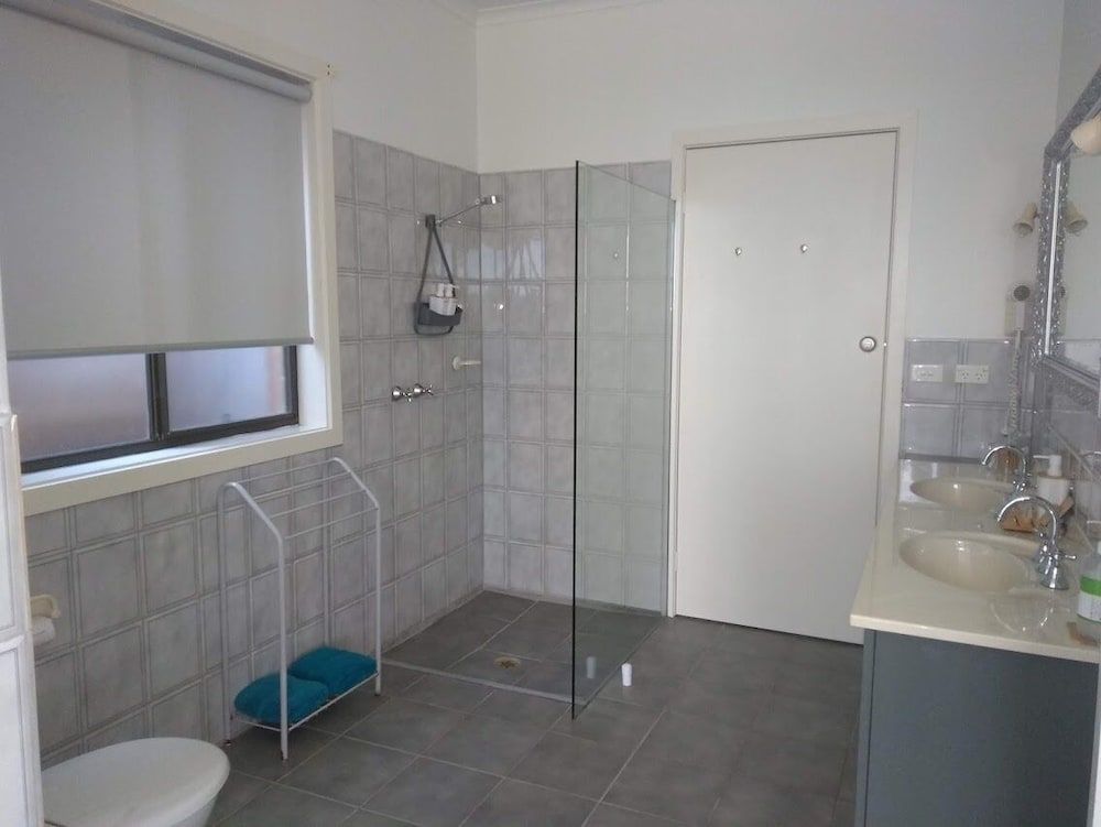 Banksia Park Estate Deluxe Double Room, 1 Queen Bed, Jetted Tub, Bay View (The Isla) 3