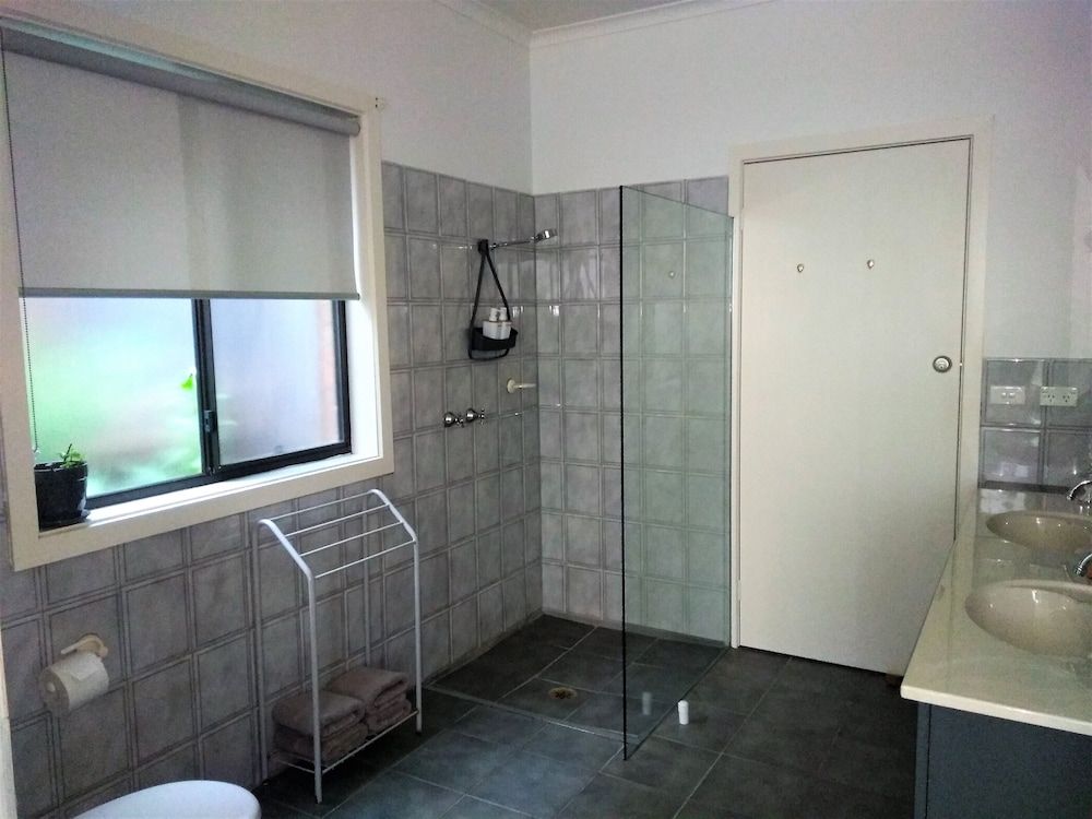 Banksia Park Estate Deluxe Double Room, 1 Queen Bed, Jetted Tub, Bay View (The Isla) 2