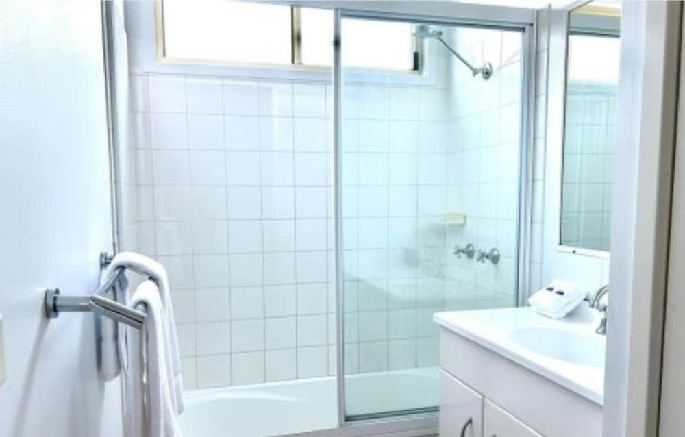 Discovery Parks - Narooma Beach Superior 2 Bedroom Cabin - Sleeps 6 2