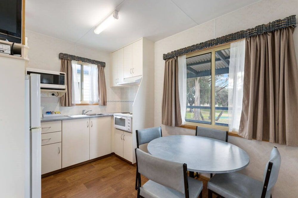 Discovery Parks - Coffin Bay Standard 2 Bedroom Cabin - Sleeps 6 4