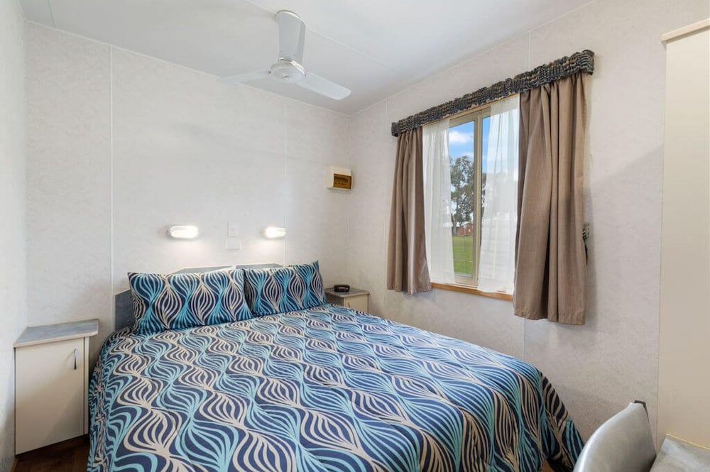 Discovery Parks - Coffin Bay Standard 2 Bedroom Cabin - Sleeps 6