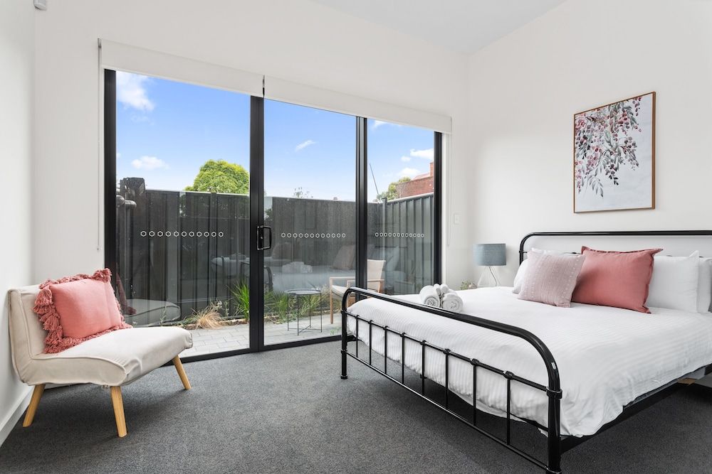 Three Bedroom Townhouse With Parking