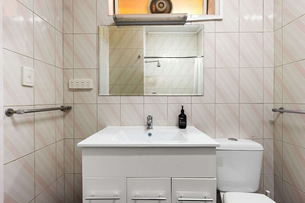 Econo Lodge East Adelaide Standard Room, Non Smoking (1 Queen & 1 Twin Bed)