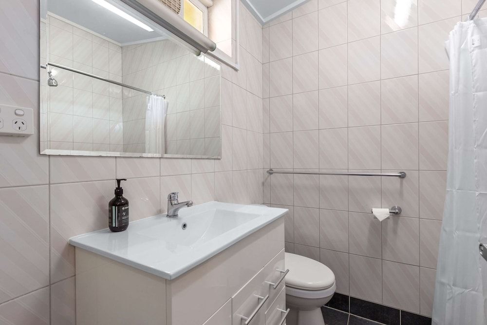 Econo Lodge East Adelaide Standard Room, Non Smoking (1 Queen & 2 Twin Beds) 5