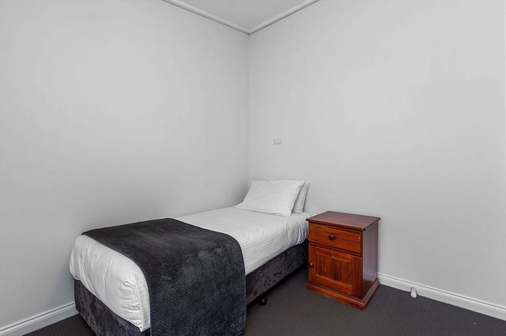 Econo Lodge East Adelaide Standard Room, Non Smoking (1 Queen, 1 Full & 1 Twin Bed) 6
