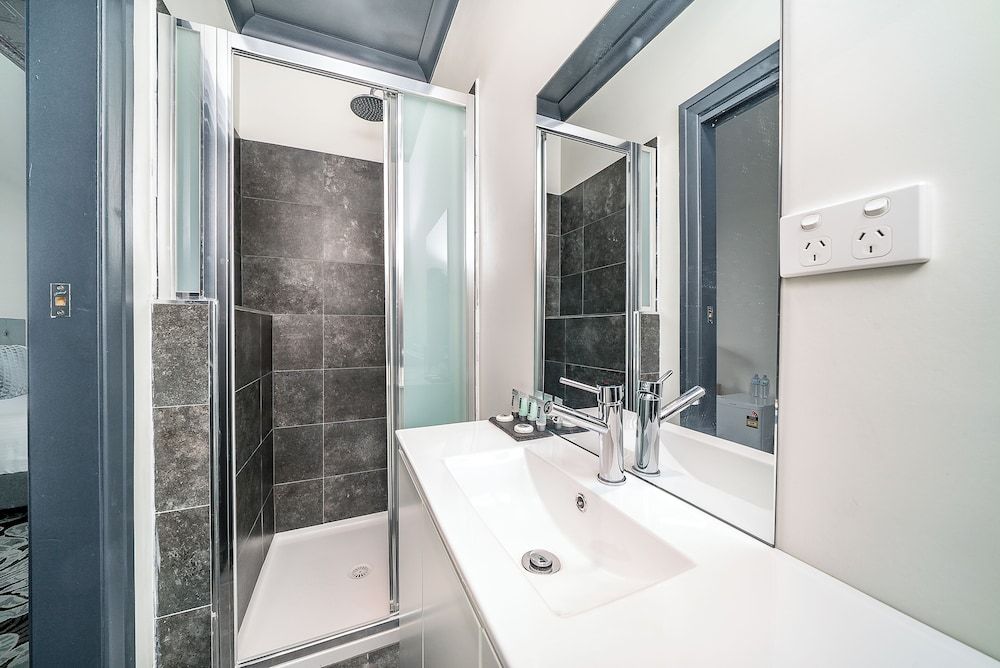 Romano's Hotel Deluxe Single Room, Ensuite 5