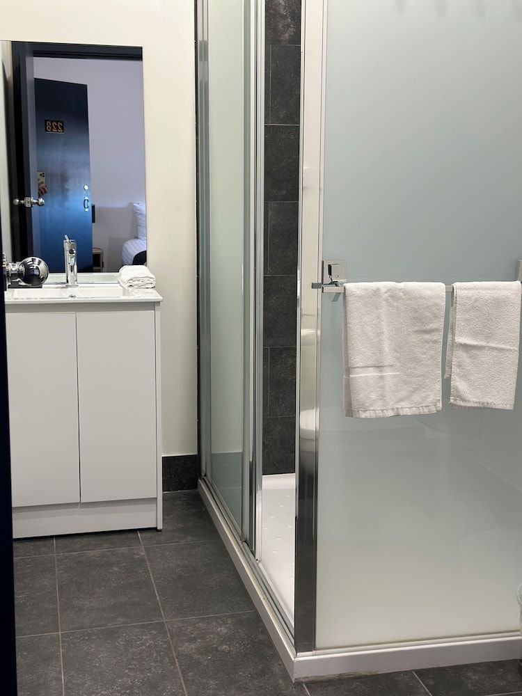 Romano's Hotel Deluxe Single Room, Ensuite 4