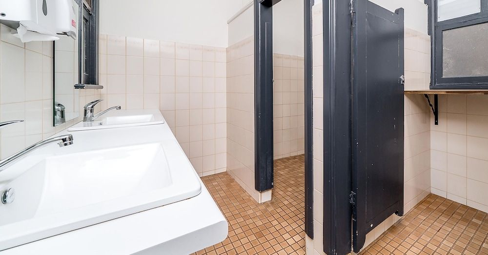 Romano's Hotel Traditional Triple Room, Multiple Beds, Shared Bathroom 2