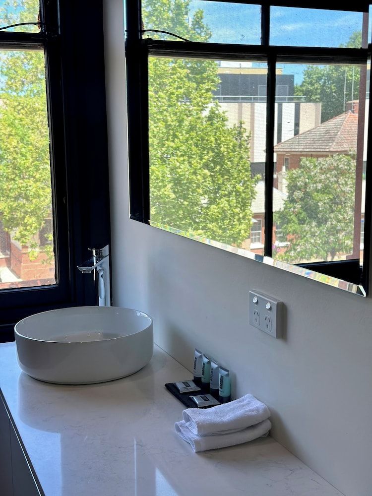 Romano's Hotel Deluxe Studio, 1 King Bed, Ensuite 3