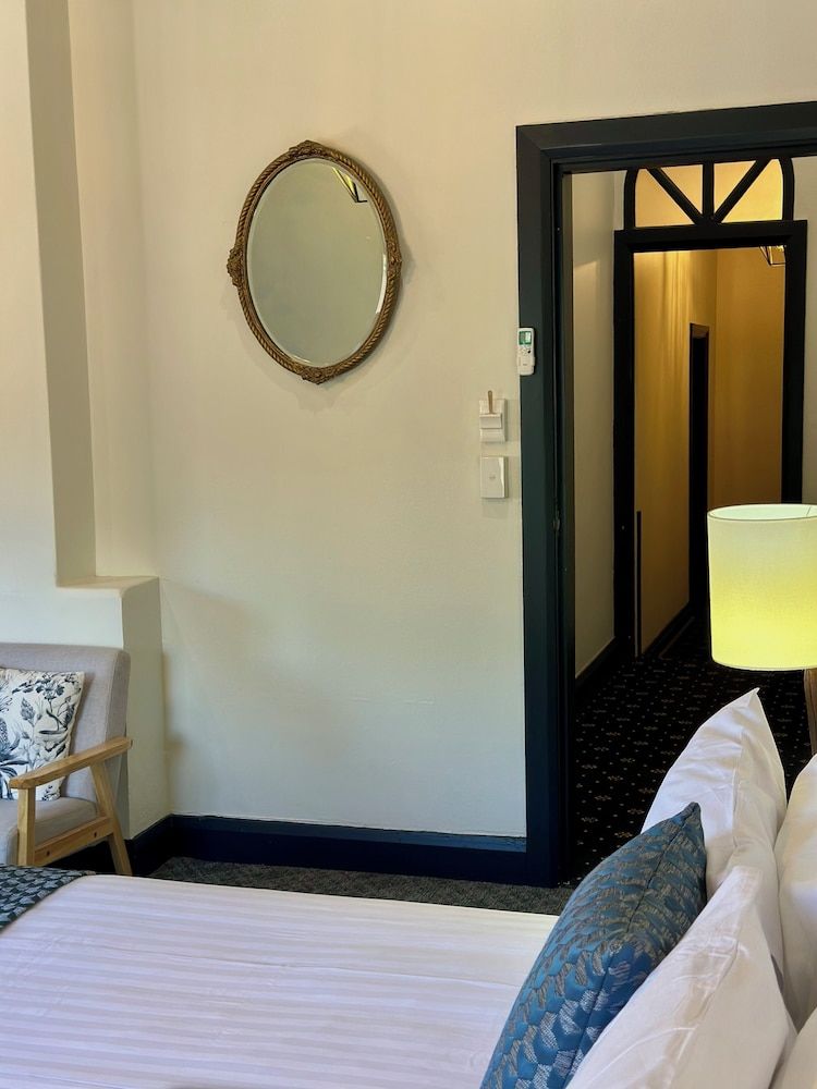 Romano's Hotel Deluxe Studio, 1 King Bed, Ensuite 4