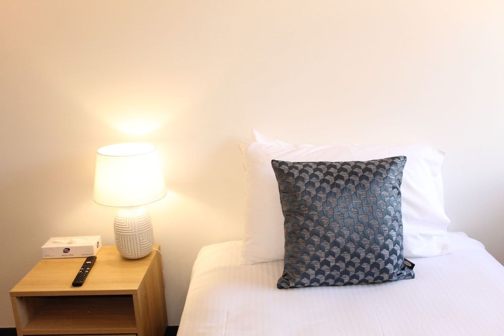 Romano's Hotel Deluxe Single Room, Ensuite 3