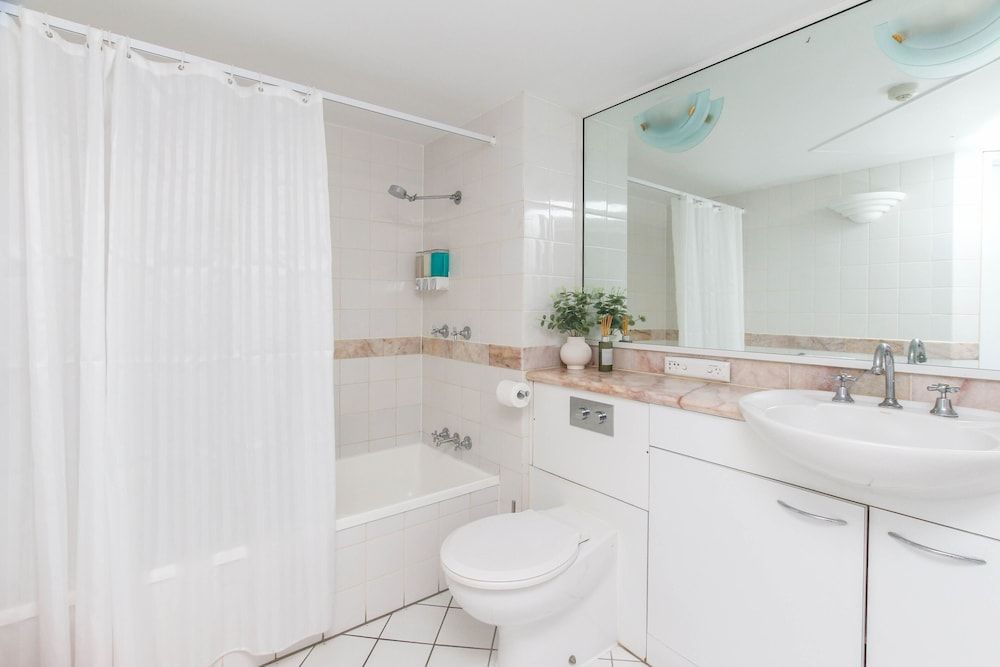 undefined Inner City One Bedroom Apartment with Pool View 22 10
