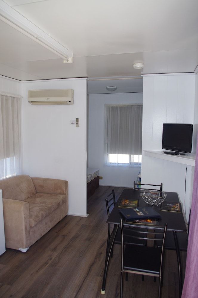 Deniliquin Pioneer Tourist Park Standard Cabin, 1 Bedroom 6