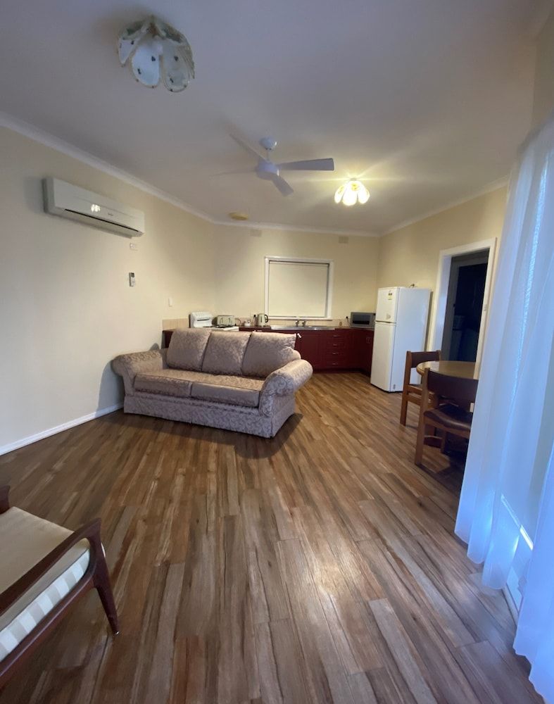 Deniliquin Pioneer Tourist Park Comfort House, 2 Bedrooms, Pets Not Allowed 4