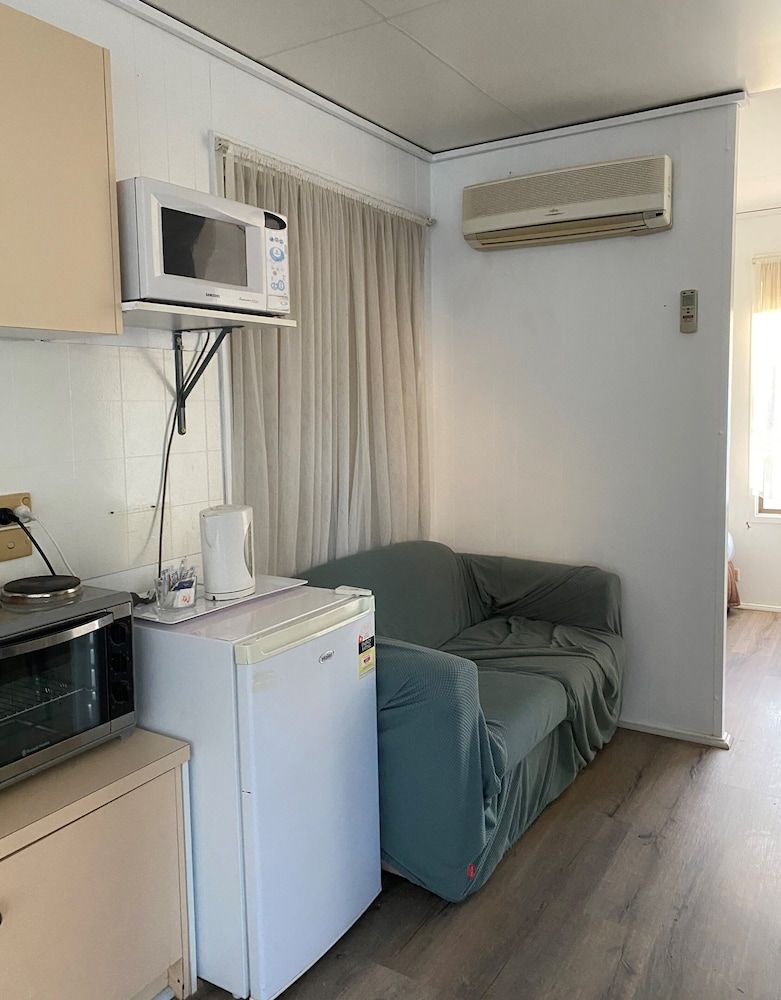 Deniliquin Pioneer Tourist Park Standard Cabin, 1 Bedroom 5