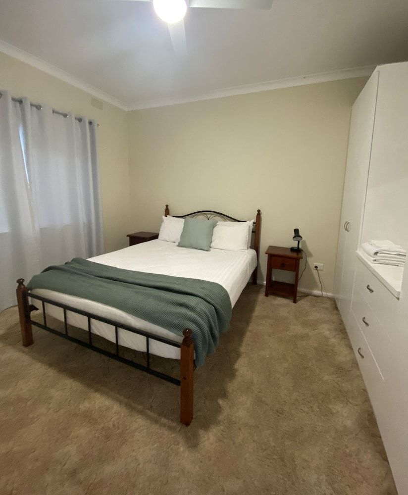 Deniliquin Pioneer Tourist Park Comfort House, 2 Bedrooms, Pets Not Allowed