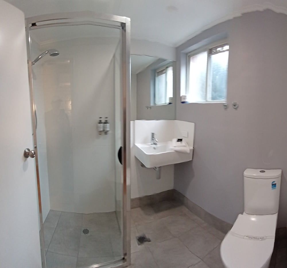 Bay House Motel Standard Queen Room 7 2