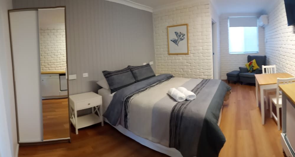 Standard Queen Room 1