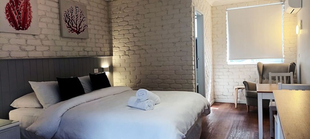 Bay House Motel Standard Queen Room 10