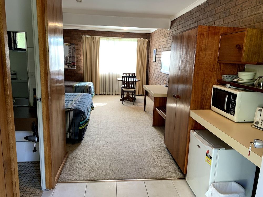 Kingswood Motel Standard Triple Room 2