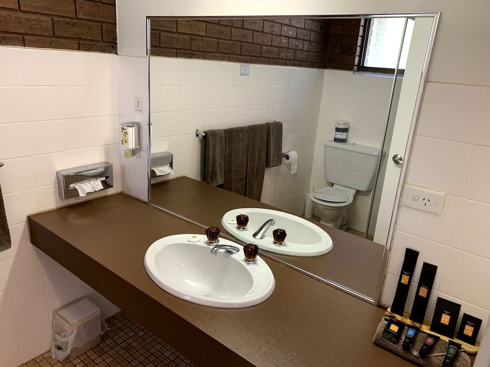 Kingswood Motel Standard Triple Room 5