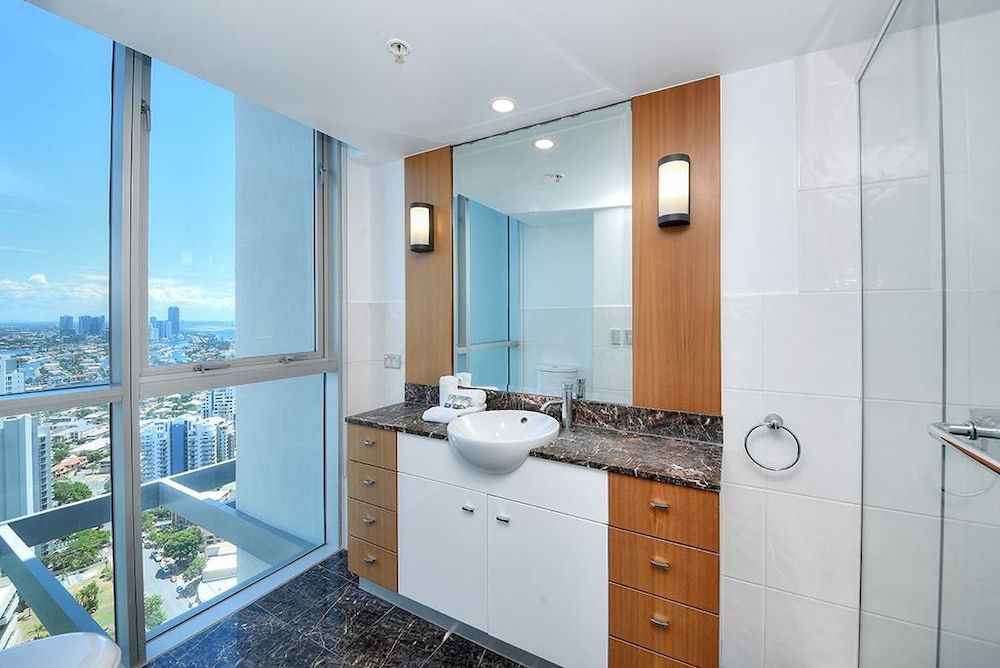 Deluxe Chevron Renaissance Deluxe Apartment, 3 Bedrooms, Accessible, Ocean View 8