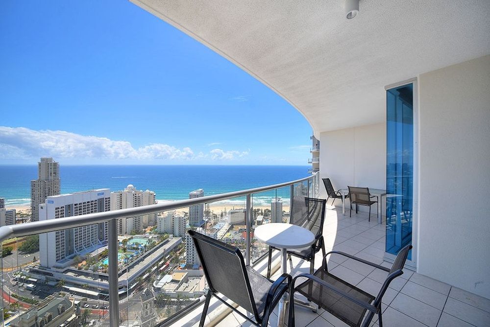 Deluxe Chevron Renaissance Deluxe Apartment, 3 Bedrooms, Accessible, Ocean View 5