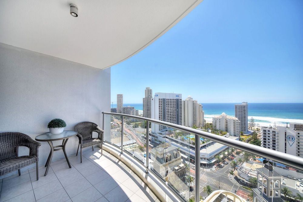 Deluxe Chevron Renaissance Deluxe Apartment, 2 Bedrooms, Accessible, Ocean View 5