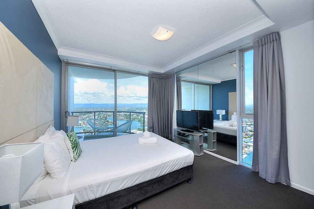 Deluxe Chevron Renaissance Deluxe Apartment, 3 Bedrooms, Accessible, Ocean View 2