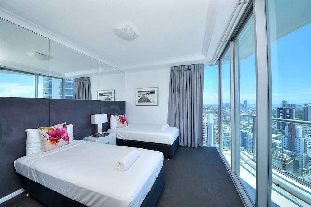 Deluxe Chevron Renaissance Deluxe Apartment, 3 Bedrooms, Accessible, Ocean View 4