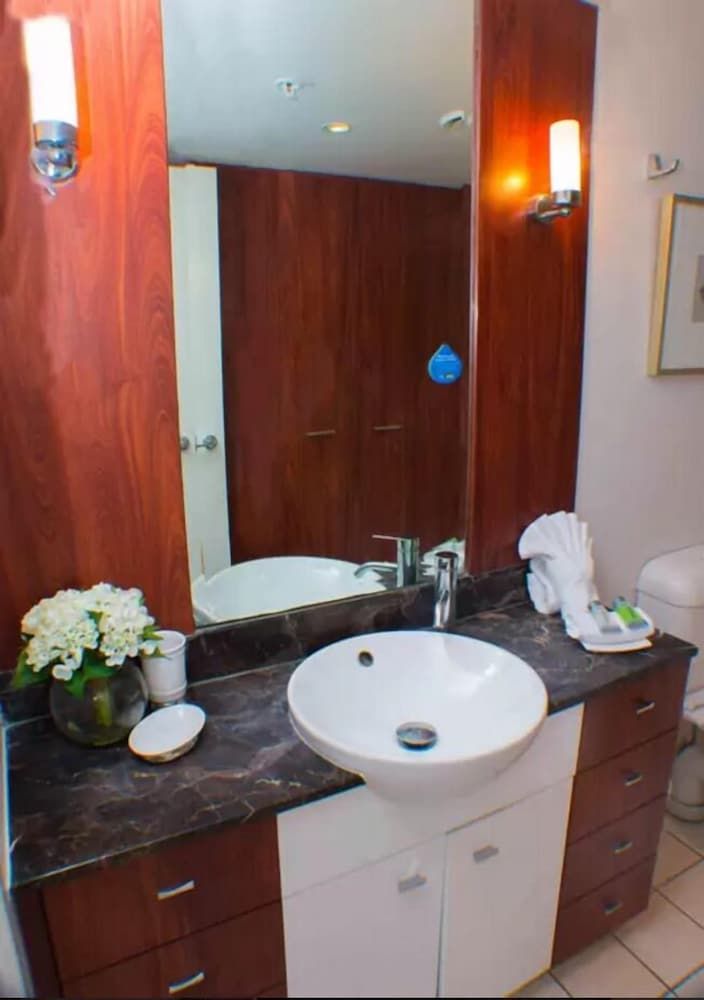 Deluxe Chevron Renaissance Deluxe Apartment, 2 Bedrooms, Accessible, Ocean View 9