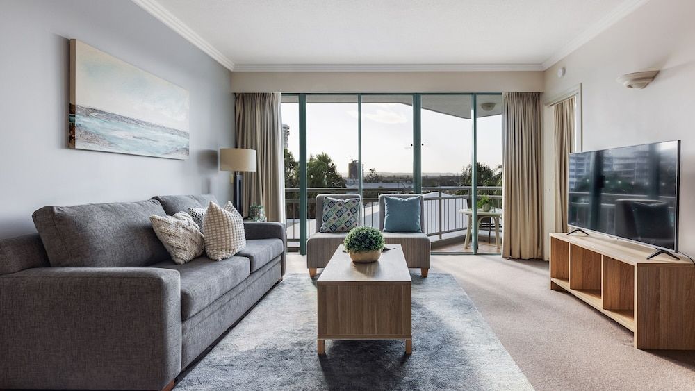 Holiday Holiday Crown Towers Apartment, 1 King Bed with Sofa bed, Private Bathroom, City View 6