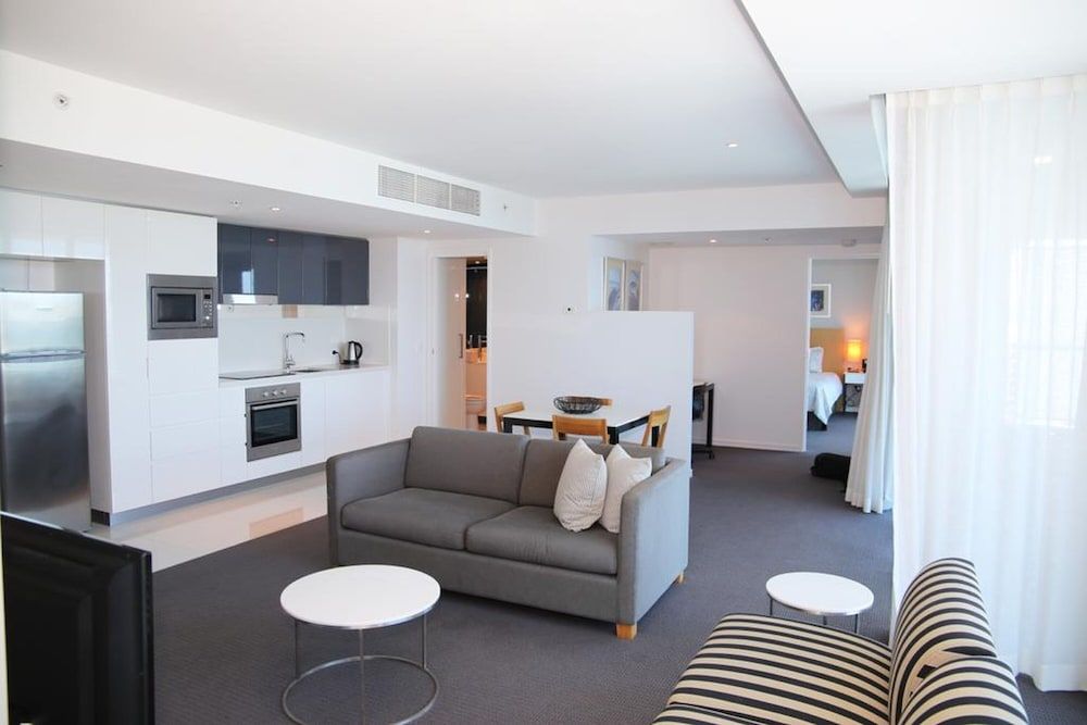 Pelicanstay Surfer Paradise Condo Hotel One Bedroom Apartment 13